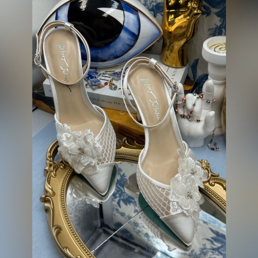 🆕 BETSEY JOHNSON 🧿 NWOB Susie Ivory Mesh Floral Embroidered Pump, Sz US 7 - Picture 6 of 15